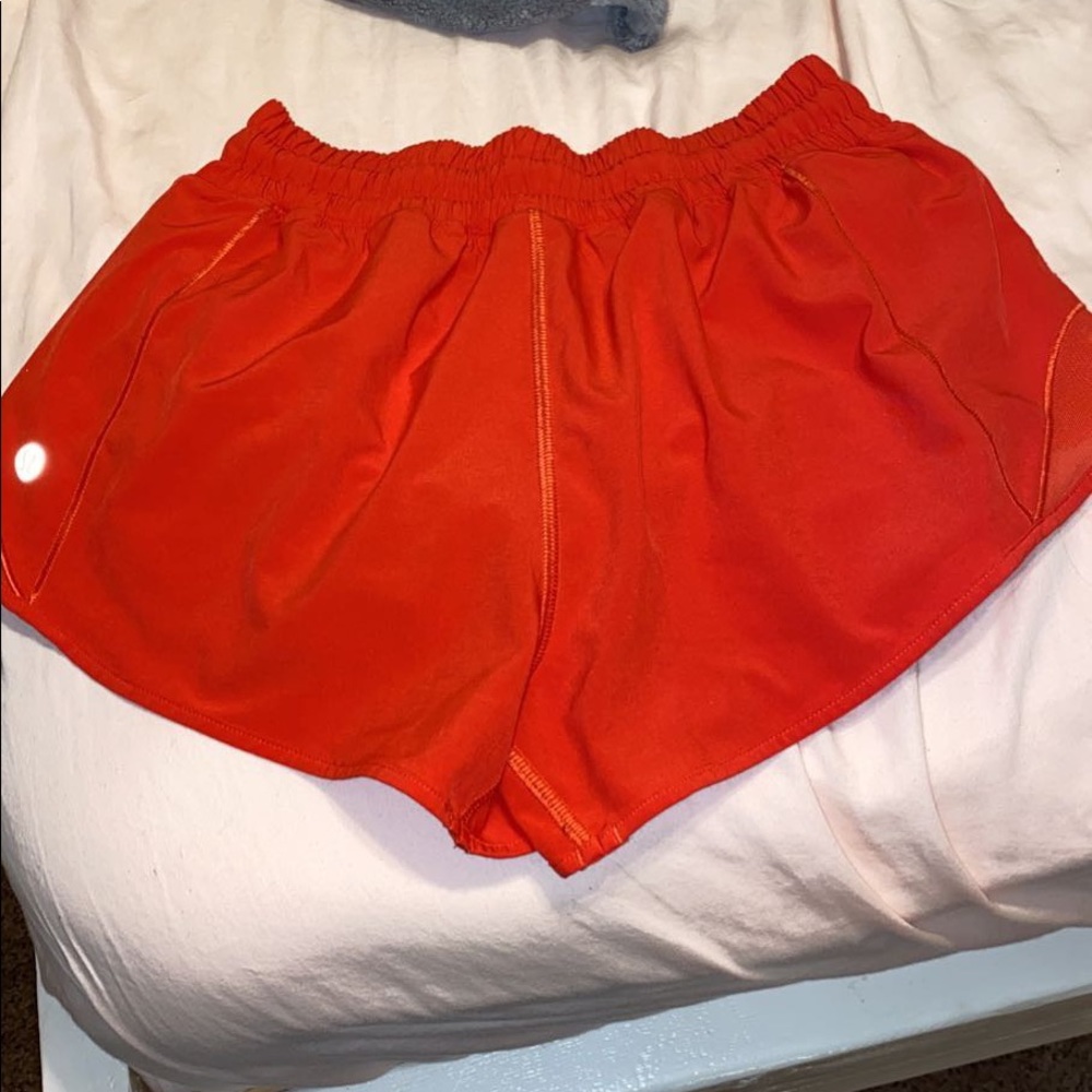 Size 4, 2.5 lulu lemon hotty hot short